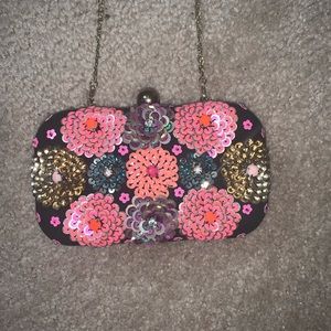 Beautiful clutch or can be used with chain strap